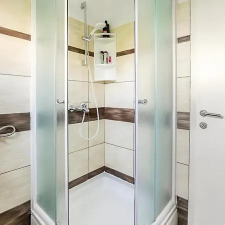 Tomas,,,spacious House With Private Parking,terrace,5g Internet,,,,, Zara